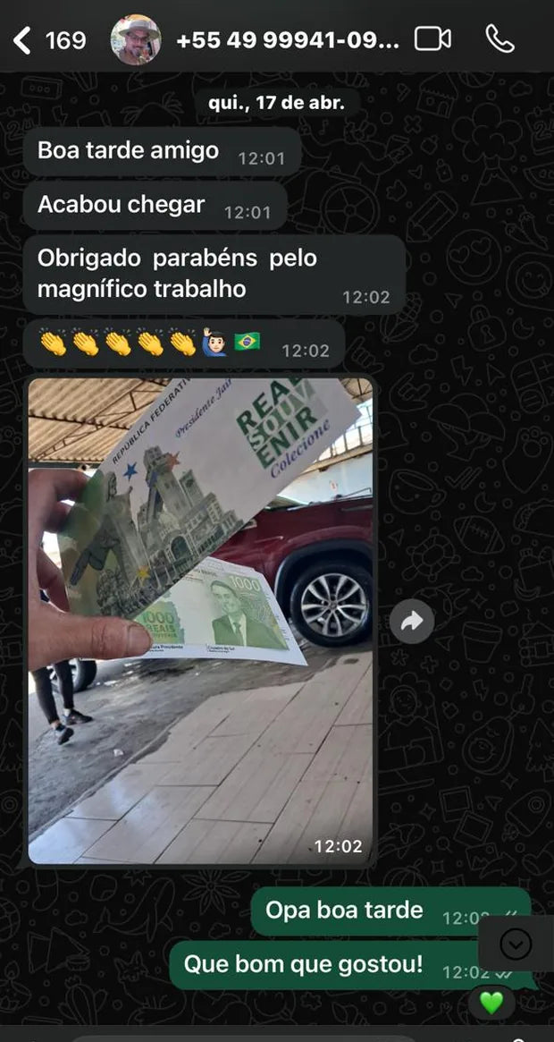 Conversa no WhatsApp com foto do cliente segurando a cédula recebida.