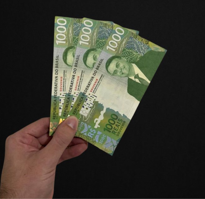 Três Cédulas Colecionáveis Bolsonaro abertas em leque na mão