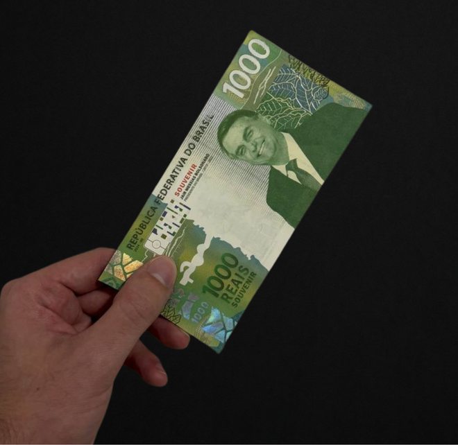 Uma Cédula Colecionável Bolsonaro segurada na mão