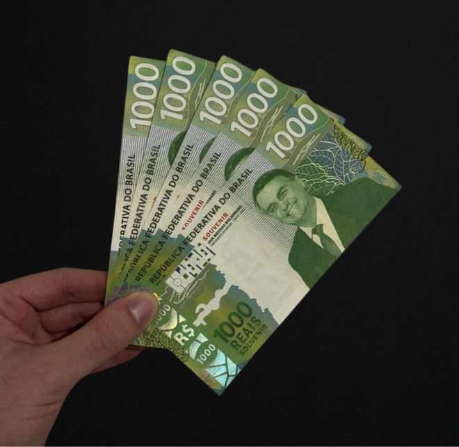 Cinco Cédulas Colecionáveis Bolsonaro abertas em leque na mão